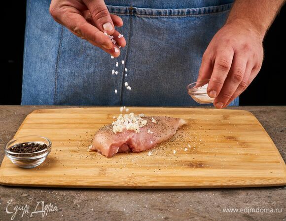 Натрите курицу солью, перцем и двумя зубчиками чеснока.