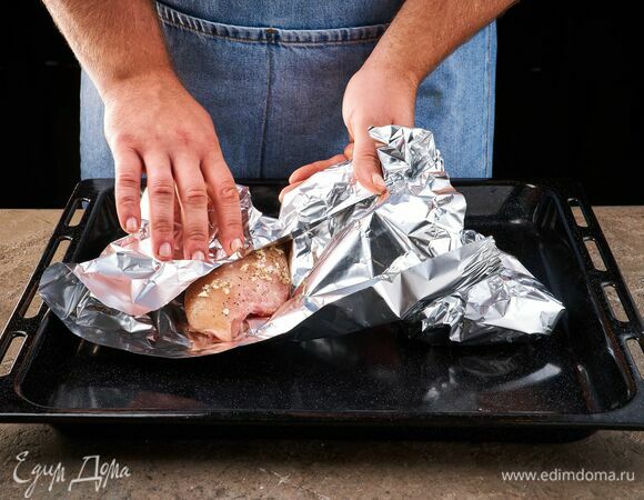 Заверните в фольгу и выпекайте в духовке при 190 °C около 25 минут.