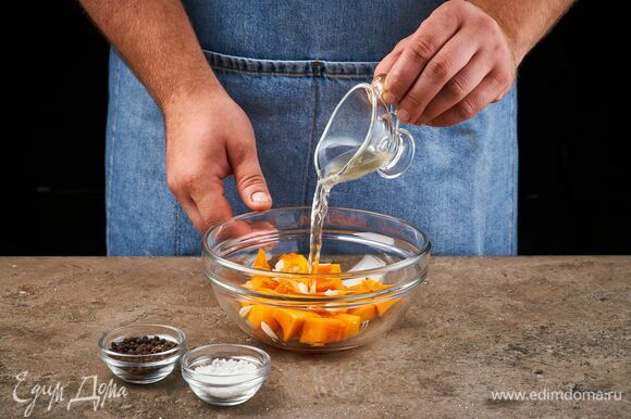Нарежьте тыкву небольшими кубиками. Добавьте три измельченных зубчика чеснока, соль, перец и яблочный уксус. Заверните в фольгу и запекайте при 190 °C около 20 минут.