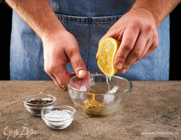Смешайте горчицу, лимонный сок, соль и перец.