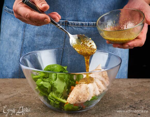 В салатник выложите порванные листья шпината, запеченную тыкву и нарезанную курицу. Заправьте салат соусом.