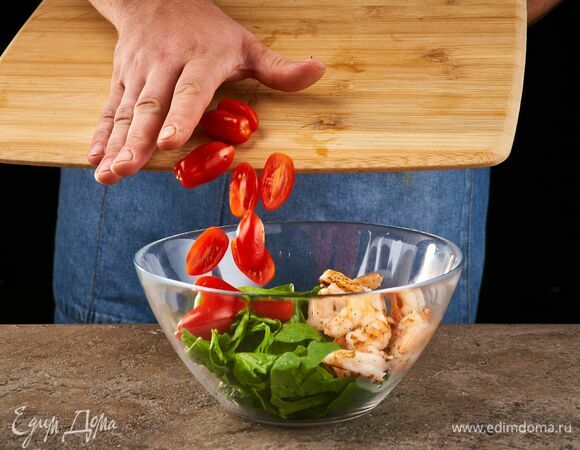 В салатник выложите шпинат, разрезанные пополам черри, креветки.