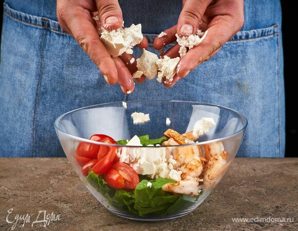 Добавьте покрошенную брынзу.