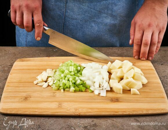 Лук, чеснок и сельдерей мелко порубите. Картофель нарежьте кубиком.
