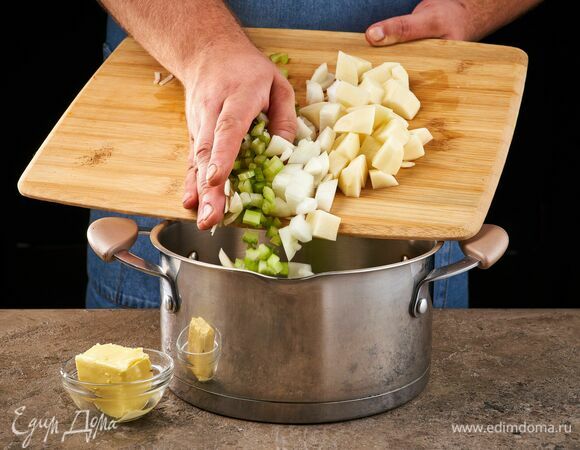 Растопите сливочное масло в глубоком сотейнике. Обжарьте нарезанные овощи.