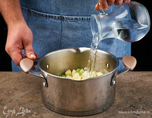 Залейте водой и варите до полного размягчения.