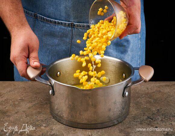 Затем добавьте кукурузу и варите еще 5–7 минут. Небольшое количество зерен оставьте для подачи.