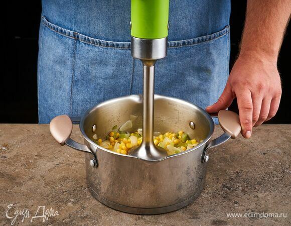 Пюрируйте суп блендером.