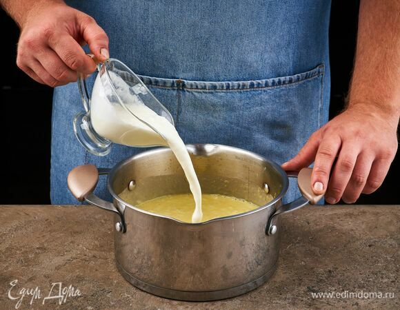 Влейте теплые сливки и дайте ему снова закипеть.