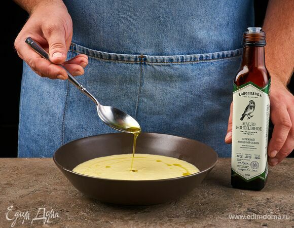 Разлейте суп по тарелкам. Влейте конопляное масло ТМ «Коноплянка».