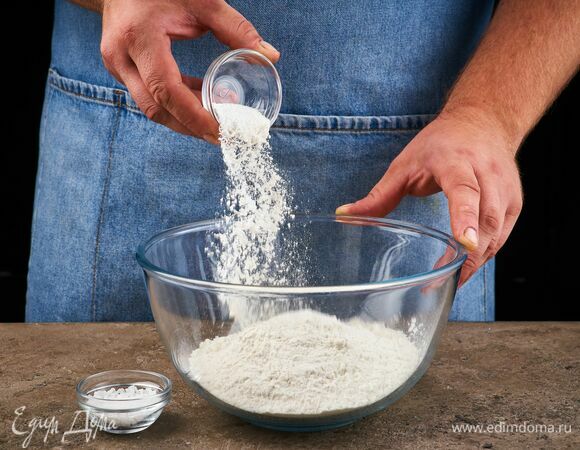 Смешайте муку с разрыхлителем и солью.