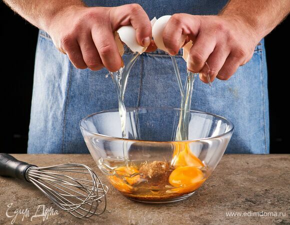 В отдельной миске взбейте сахар с яйцами в густую однородную массу.