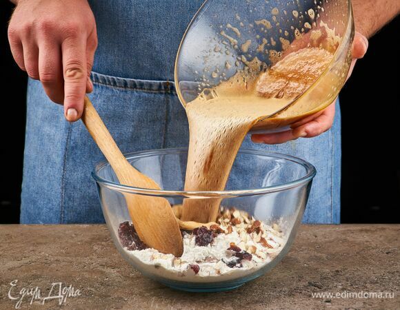 Соедините мучную и яичную массы.