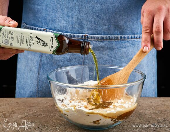 Добавьте конопляное масло ТМ «Коноплянка» и замесите пластичное тесто. Оно будет слегка липнуть к рукам.