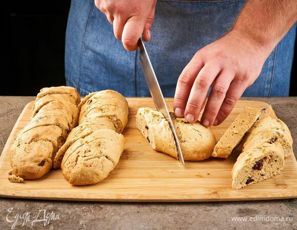 Остудите батоны из теста и нарежьте косыми ломтиками толщиной около 2 см.
