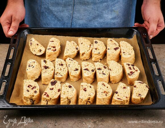 Положите ломтики на противень и снова отправьте в духовку. Выпекайте при той же температуре еще 10 минут.