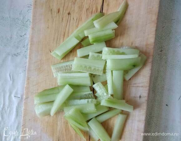 Нарезать огурец соломкой. Так же нарезать редиску.