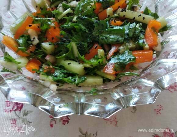 Салат мизуна помыть, обсушить и нарвать руками. Добавить огурцы, редиску и перец. Приготовить заправку. Для этого смешать соевый соус, рисовый уксус, кунжутное масло, мед и васаби. Хорошенько размешать до растворения меда и васаби. Полить салат заправкой и посыпать кунжутом. У меня был черный, но можно взять и светлый. Салат готов. Приятного аппетита!