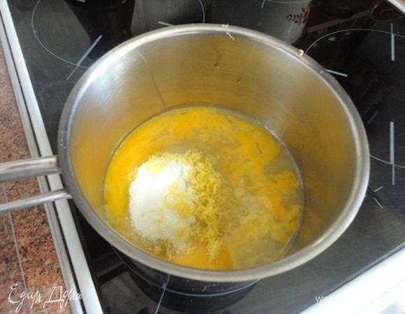 Вначале приготовим лимонный курд. С лимона снимите цедру с помощью мелкой терки. Из лимонов выжмите сок. Смешайте цедру, сок лимона и сахарную пудру. Перемешайте и поставьте на маленький нагрев.