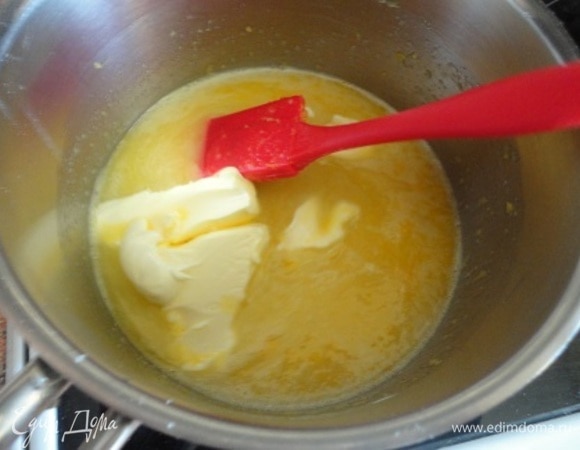 Отдельно взбейте яйца и тонкой струйкой, постоянно помешивая, введите в лимонно-сахарный сироп. Добавьте сливочное масло и варите, пока крем не загустеет. Полностью остудите.