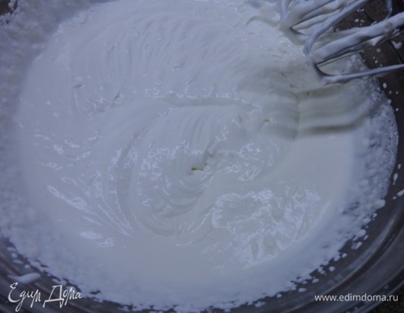 Сливки взбейте в крепкую пену и, продолжая взбивать, частями добавьте холодный лимонный курд. Влейте лимончелло и перемешайте. Поместите емкость с мороженым в морозильную камеру. Два раза с интервалом в 2–3 часа перемешивайте подмороженную массу.