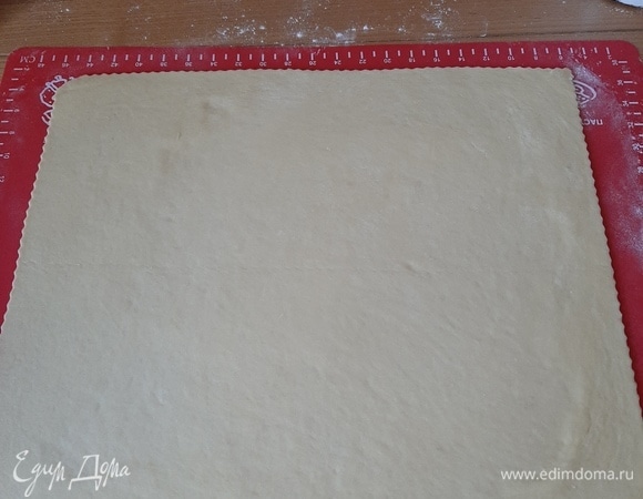 Раскатать тесто в тонкий прямоугольный пласт. Выравниваем, обрезаем лишнее и получаем прямоугольник со сторонами 33 х 40 см.