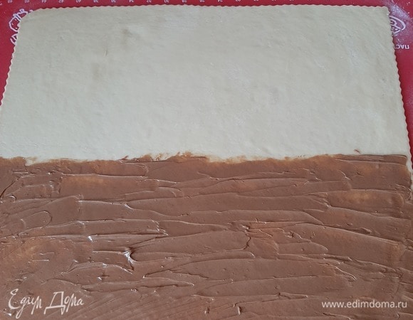 Мысленно делим пласт теста пополам и смазываем 1/2 часть пралине.