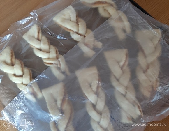 Оставляем на расстойку. Я оставляла на 30 минут.