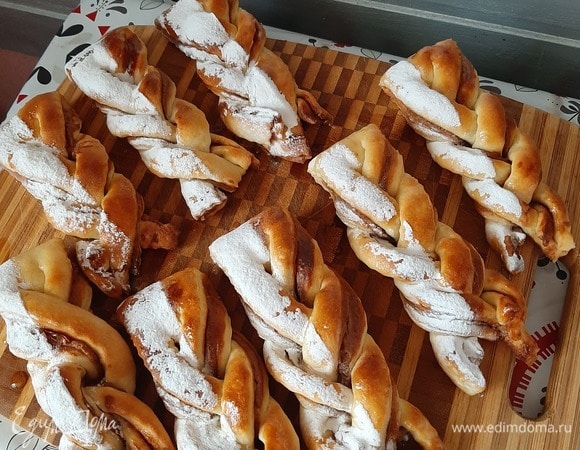 Льезон. Желтки, яйца и молоко соединить вместе и взбить венчиком. Перед выпечкой смазываем льезоном и выпекаем при температуре 180°C около 20 минут (ориентируйтесь на свою духовку). Украшаем по своему усмотрению. Приятного чаепития!