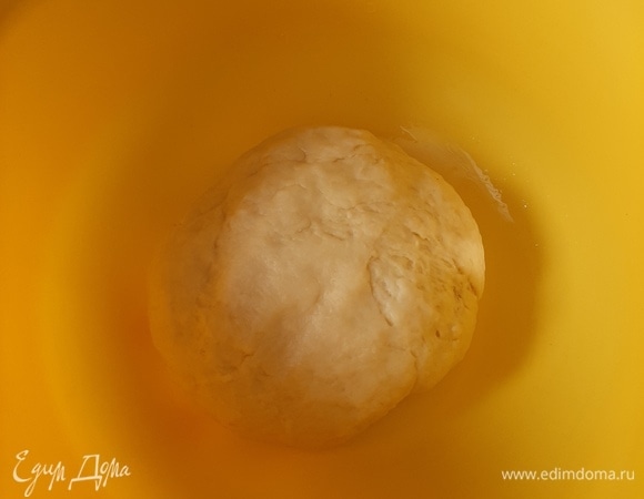 Сначала подготовьте дрожжи, «разбудив» их. Для этого замочите сухие дрожжи в небольшом количестве теплой воды или молока, добавьте по ч. л. сахара и муки. Дайте дрожжам хорошо подняться до образования пышной пены. В чашу миксера помещаем теплое молоко, сахар, соль, желток, растопленное сливочное масло и поднявшиеся дрожжи. Замешиваем крюком, пока тесто не соберется в шар и не будет гладким. Ставим на расстойку, накрыв чистым льняным полотенцем, на 1 час. После первого подъема тесто обминаем и приступаем к выпечке.