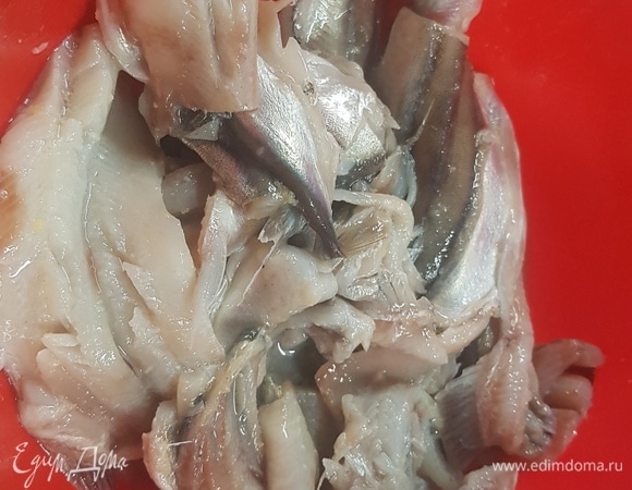 Слить воду с мойвы и хорошо просушить. Смешать винный уксус и лимонный сок. Мойву очень обильно посолить и полить смесью сока и уксуса. Оставить на 8 минут. За это время рыба побелеет.