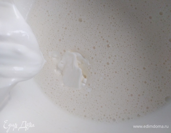 Готовим бисквит. Взбить яйца с сахаром и ванилином с помощью миксера. Масса должна побелеть и увеличиться в объеме. Добавить сметану и взбить еще немного.