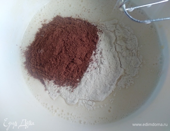 Подготовить муку, какао и разрыхлитель. Всыпать в миску, перемешать миксером до однородности.