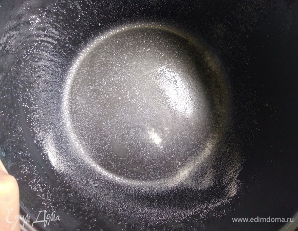 Чашу мультиварки смазать растительным маслом и посыпать манкой.