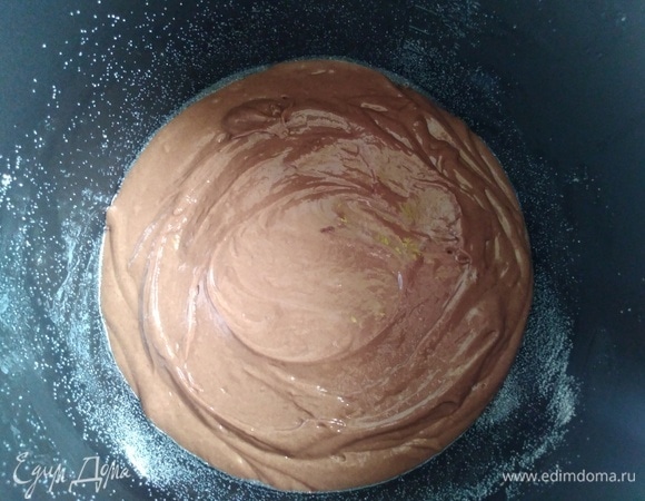 Вылить тесто.