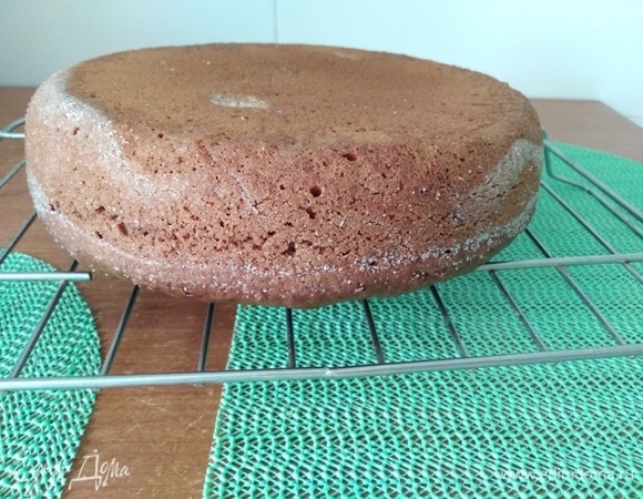 Готовый бисквит вынуть из чаши и полностью остудить на решетке.