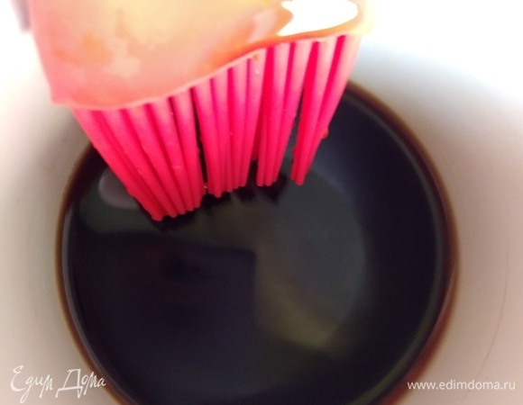 Приготовить кофейный сироп. Растворимый кофе и сахар залить кипятком, перемешать и остудить. Количество сахара — по вкусу. У меня пропорции такие: 2 ст. л. кофе, 4 ст. л. сахара и 70 мл воды.