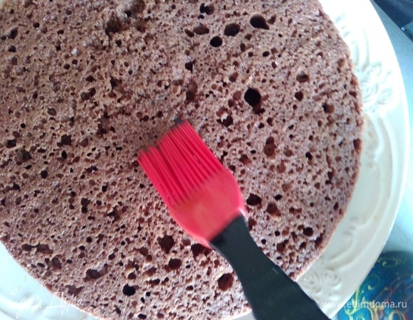 Хорошо пропитать оба коржа сиропом.