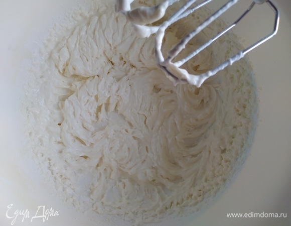 Взбить для крема сметану, пудру и кокосовую стружку (немного оставить для украшения).