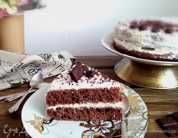 Единственное, что в этом торте важно, — пропитать сиропом. А крем можно использовать абсолютно любой.