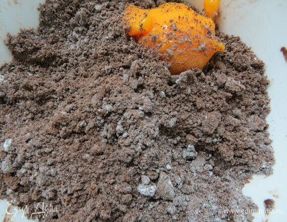 Добавляем яичный желток, быстро замешиваем тесто. Если необходимо, понемногу добавляем ледяную воду, пока тесто не станет однородным.