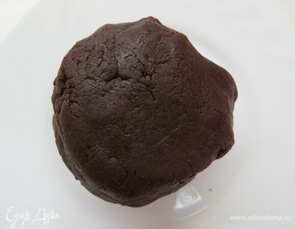 Заворачиваем тесто в пленку и отправляем в холодильник на 30 минут.