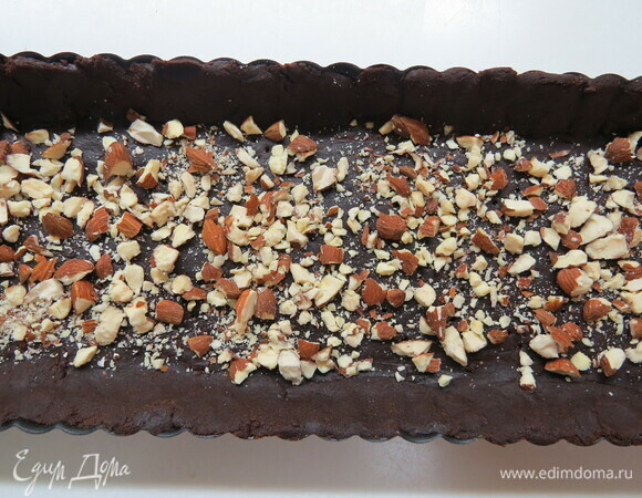 По желанию можно посыпать дно молотым печеньем, сухарями или орехами.