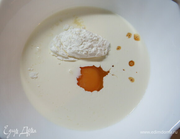 Готовим начинку. Добавить к сметане (сливкам) яйцо, крахмал, сахар и ванильный сахар. Хорошо перемешиваем.