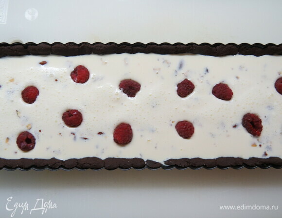 Выливаем сливочную (сметанную) начинку на тесто, по желанию выкладываем ягоды малины и отправляем в разогретую духовку. Выпекаем 25–35 минут, до готовности, пока начинка полностью не схватится. Затем нужно остудить изделие до комнатной температуры и отправить на несколько часов в холодильник.