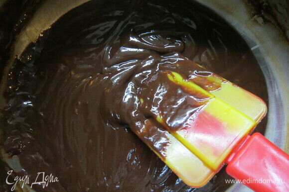 Готовим верхний шоколадный слой. Сливки нагреваем почти до кипения, снимаем с огня и всыпаем в них мелко нарубленный шоколад, перемешиваем до полного объединения, остужаем и выливаем на пирог, разравниваем.