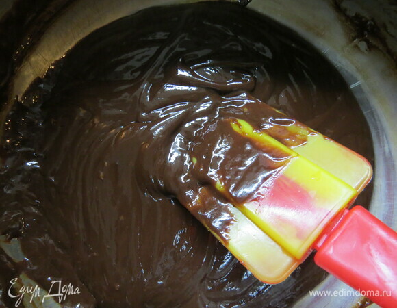 Готовим верхний шоколадный слой. Сливки нагреваем почти до кипения, снимаем с огня и всыпаем в них мелко нарубленный шоколад, перемешиваем до полного объединения, остужаем и выливаем на пирог, разравниваем.