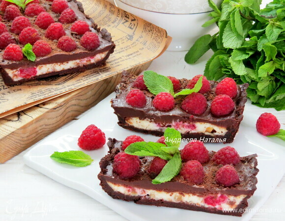 Сверху украшаем пирог малиной, ставим на пару часов в холодильник. Приятного аппетита!