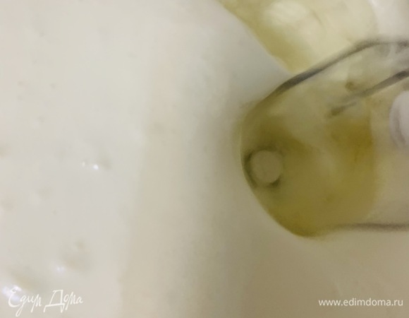 Взбиваем сметану, сгущенное молоко и сливки в плотный крем.