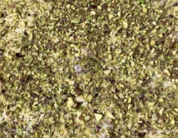 И так собираем торт послойно. Последним слоем будет крем, а его посыпаем молотыми или измельченными фисташками.